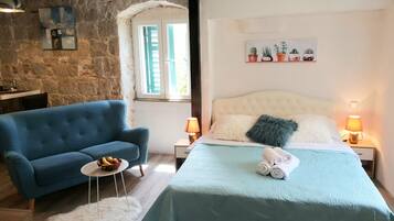 Deluxe Studio, 1 Queen Bed, Non Smoking, City View | Frette Italian sheets, premium bedding, down comforters, in-room safe