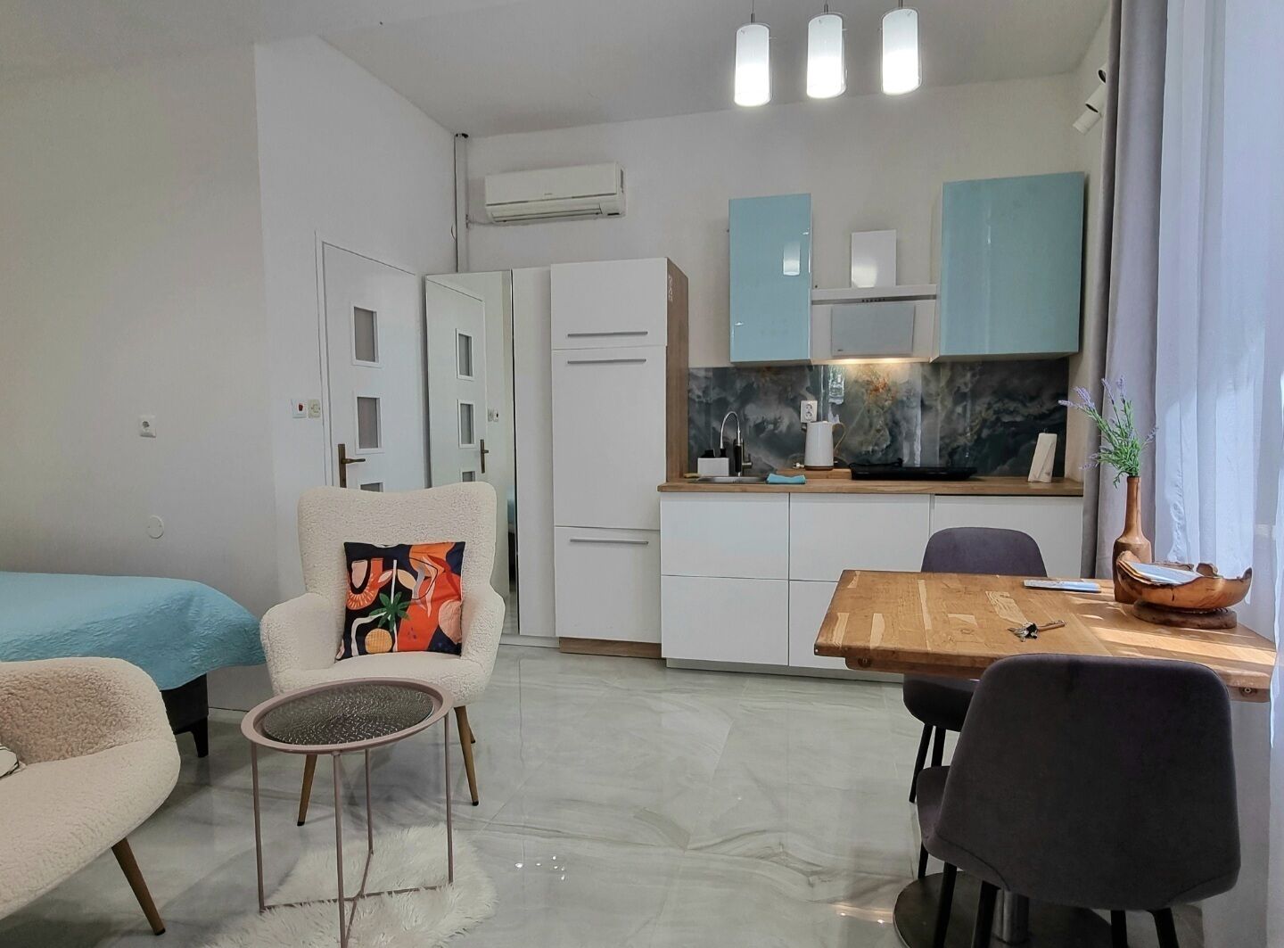 Un appartement moderne comprenant un espace de vie, une cuisine et un coin repas.