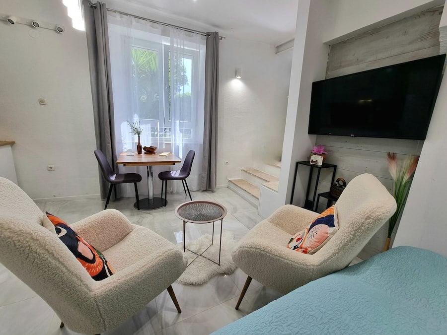 Deluxe Studio Suite, Non Smoking, Garden View | In-room dining