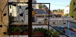 Studio Deluxe, 1 grand lit, non-fumeur, vue ville | Vue depuis le balcon