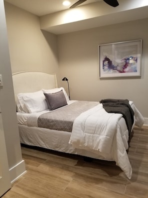 1 habitación, tabla de planchar con plancha y cuna de viaje