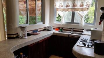 Een koelkast, een microgolfoven, een oven, een kookplaat