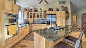 Fridge, microwave, stovetop, dishwasher