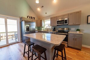 Fridge, microwave, oven, stovetop - KIL9112 Kilmarlic Bubba Watson. Golf Resort, Community Pool & Fitness (Powells Point)