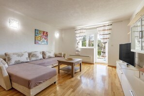 TV, pebolim, mesa de pingue-pongue