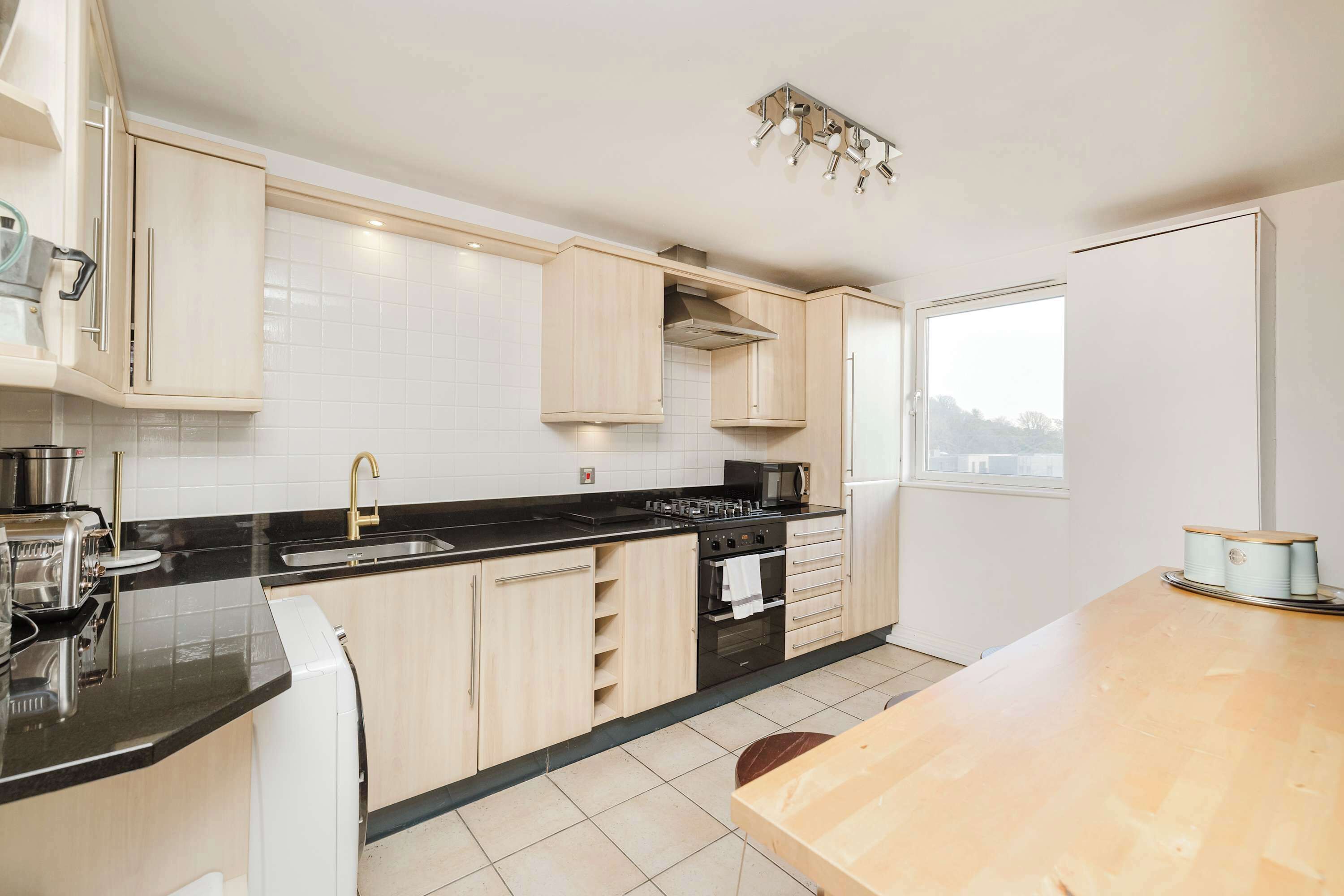 Réfrigérateur, four à micro-ondes, un four, lave-vaisselle