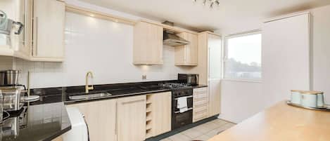 Refrigerador, microondas, horno y lavavajillas