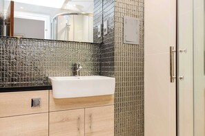 Combined shower/tub, hair dryer, towels, shampoo - Stylish Apartment with Balcony in Old Town (Edinburgh)