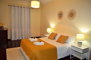 3 habitaciones, tabla de planchar con plancha y cuna de viaje 