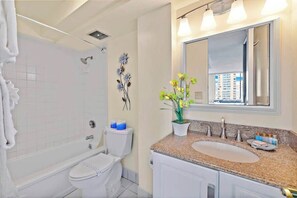 Tina con regadera, secadora de cabello, toallas, jabón 