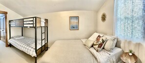 3 Schlafzimmer, Schreibtisch, Bügeleisen/Bügelbrett, Reisekinderbett