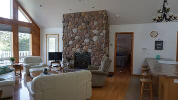 Smart TV, fireplace, DVD player, table tennis