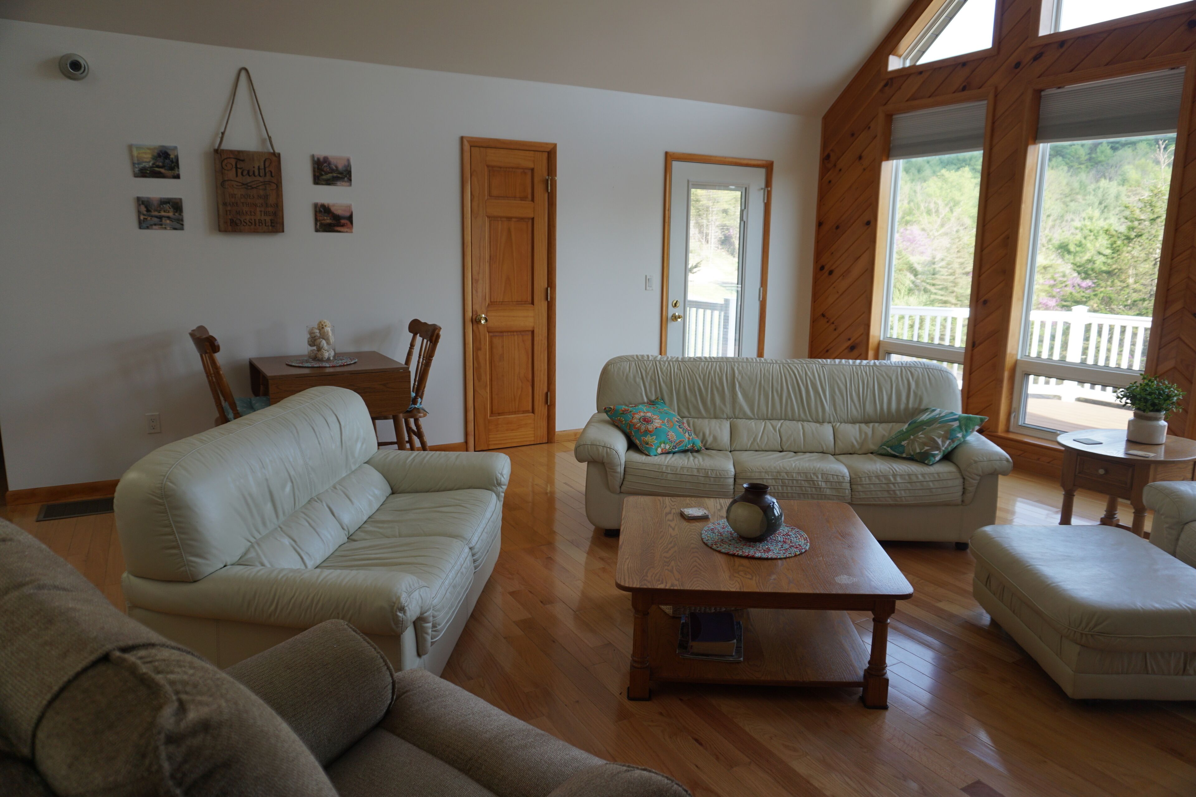 Smart TV, chimenea, reproductor de DVD y tenis de mesa 