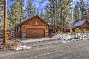 Exterior - Mountain Bliss by Destination Big Bear : Remarkable Single Story Log Style Home in Pinewood Estates! Outdoor Hot Tub! Arcade! (Big Bear City)