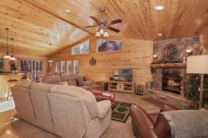 TV, fireplace, video games, DVD player - Mountain Bliss by Destination Big Bear : Remarkable Single Story Log Style Home in Pinewood Estates! Outdoor Hot Tub! Arcade! (Big Bear City)