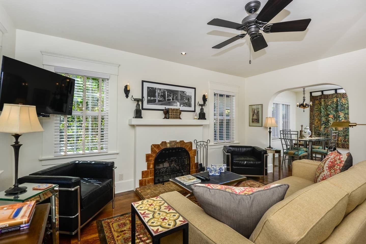 スマートテレビ、暖炉、DVD プレーヤー、書庫