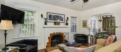 Smart-TV, Kamin, DVD-Player, Bücher