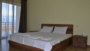 Deluxe Double Room | Individually decorated, individually furnished, desk, iron/ironing board