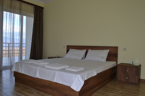 Deluxe dubbelrum | Individuell inredning, unika möbler, skrivbord och strykjärn/strykbräda