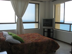 2 habitaciones, tabla de planchar con plancha y ropa de cama