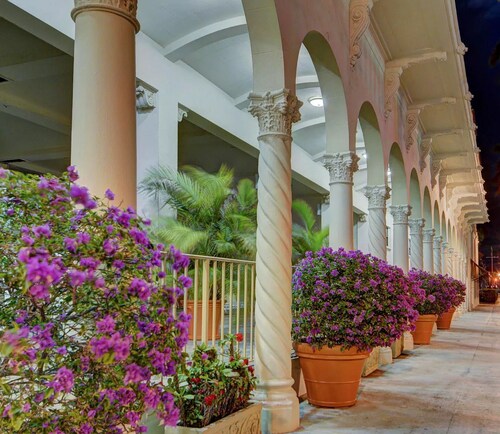 Hemingway Suites Palm Beach Hotel Island