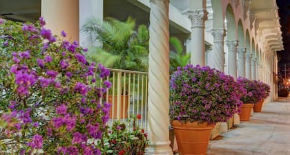 Hemingway Suites Palm Beach Hotel Island