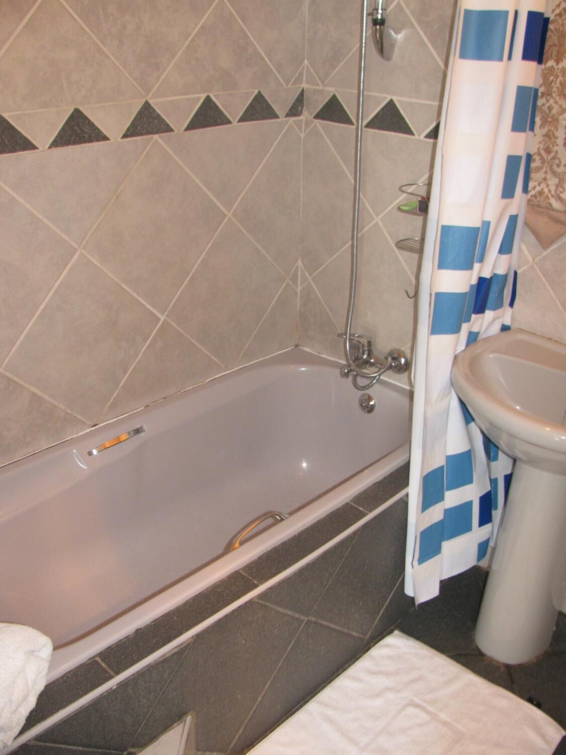 Un baño con bañera, ducha y lavamanos.