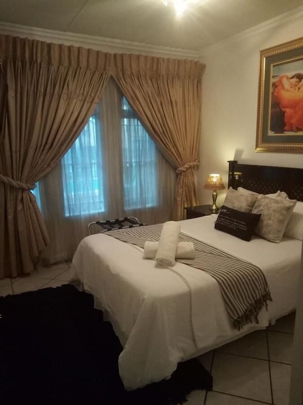 1 habitación, minibar y espacio para trabajar con laptop