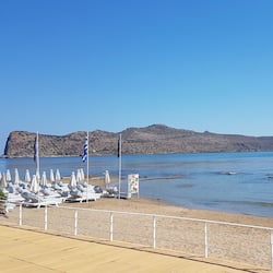 Plage, sable blanc, parasols
