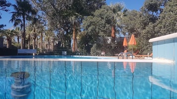 Piscine extérieure (ouverte en saison), parasols de plage