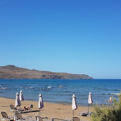 Plage, sable blanc, parasols