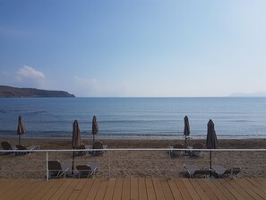 On the beach, white sand, beach umbrellas - Marita's Apartments (Chania)