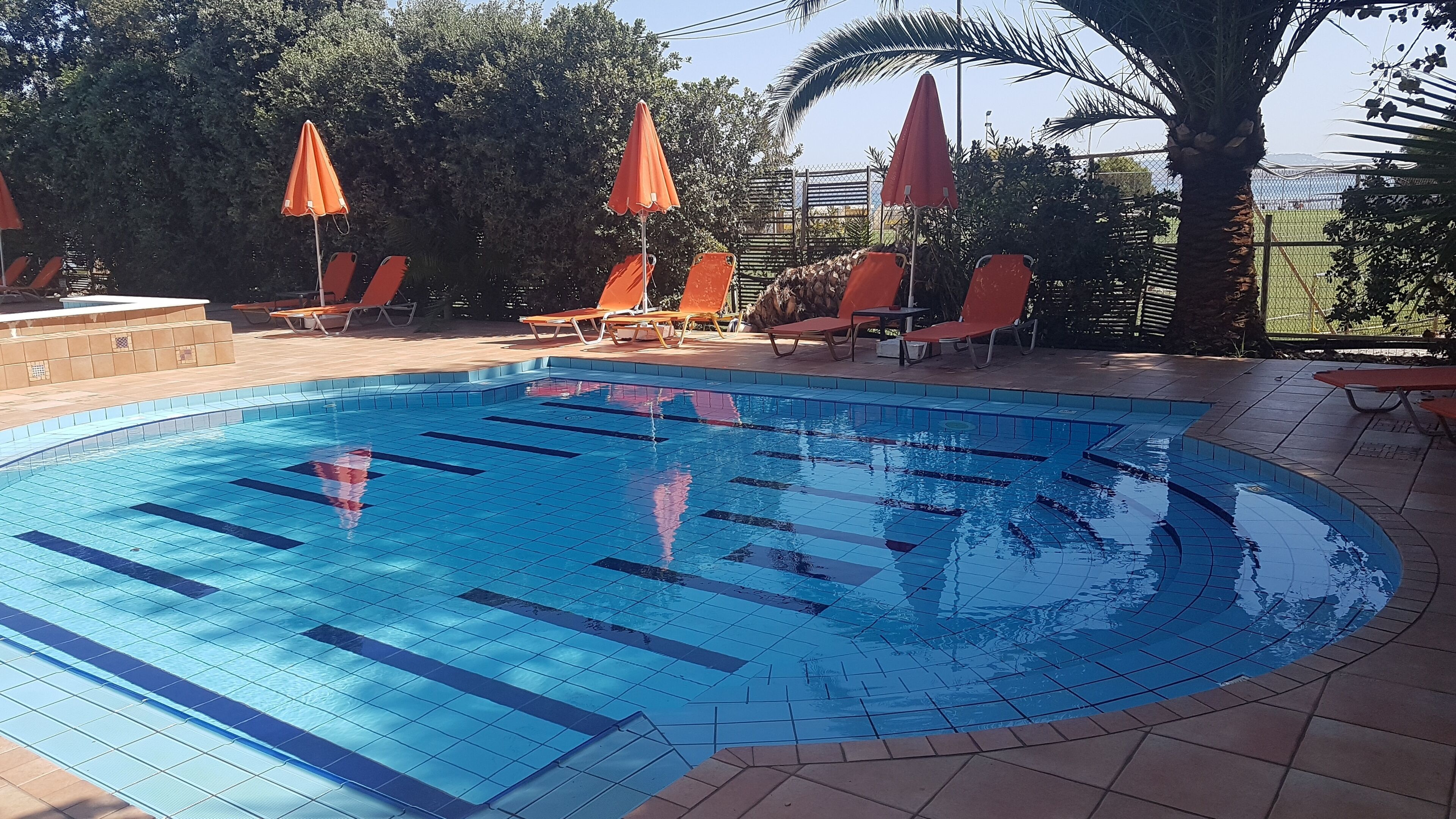 季节性开放的室外游泳池，09:00 至 19:00 开放，池畔遮阳伞，日光浴躺椅
