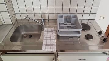 Réfrigérateur, plaque de cuisson, cafetière/bouilloire