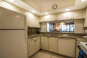 Family Condo, Lake View | Private kitchen
