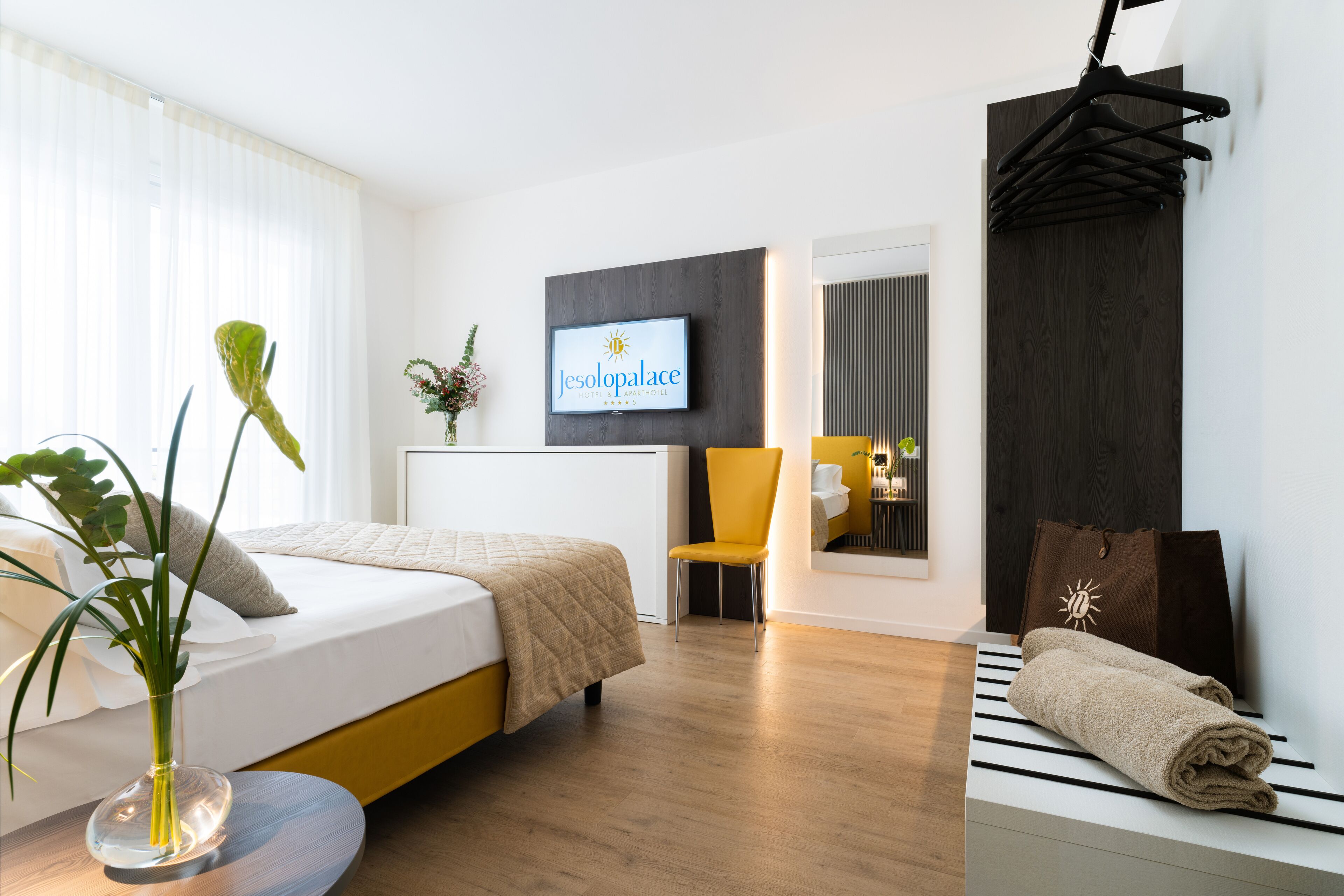 Suite familiare, vista mare parziale | 1 camera, una cassaforte in camera, insonorizzazione, Wi-Fi gratuito