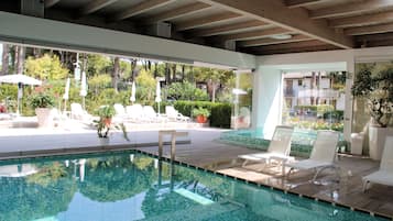Piscina coperta, piscina stagionale all'aperto, ombrelloni da piscina