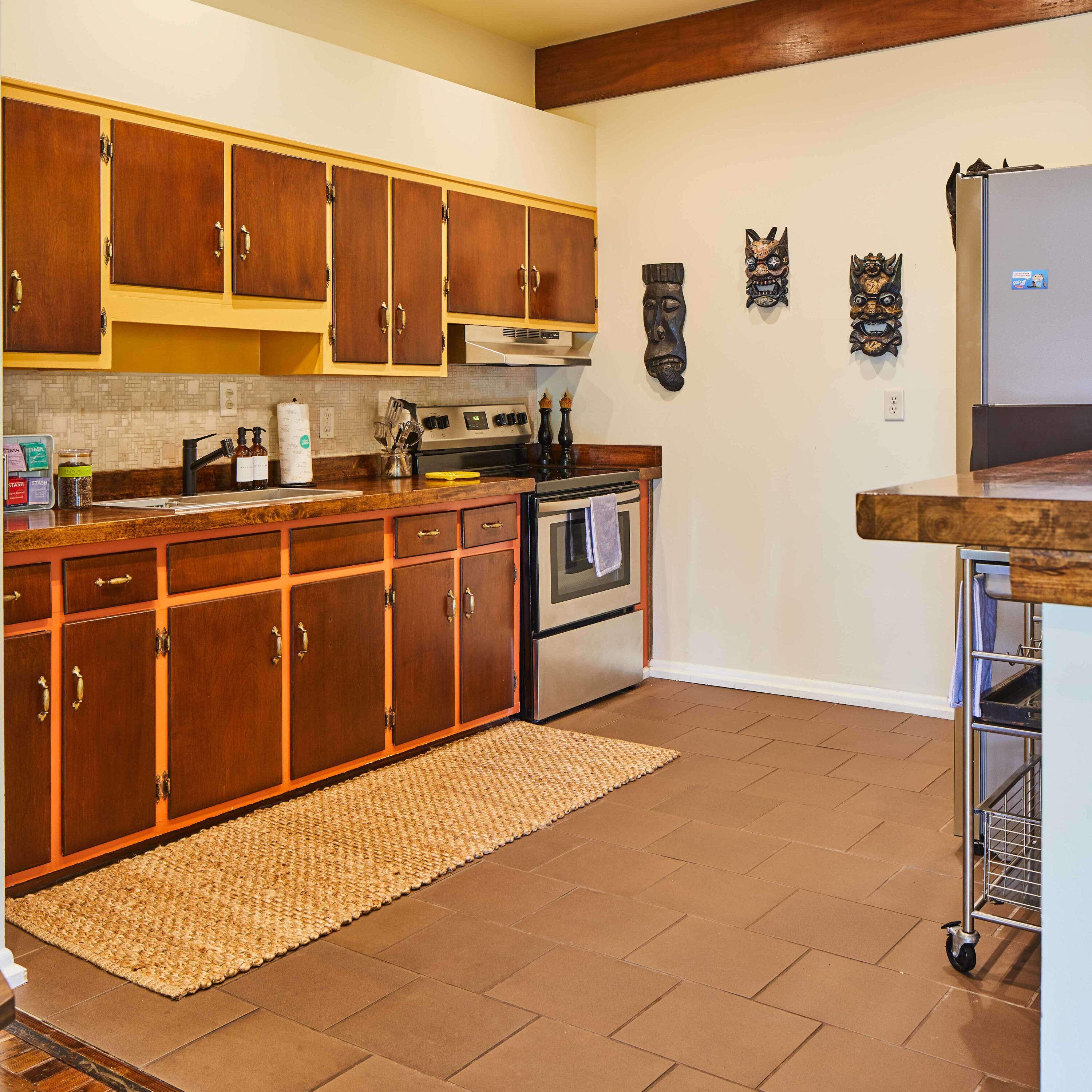 冷蔵庫、電子レンジ、オーブン、コンロ