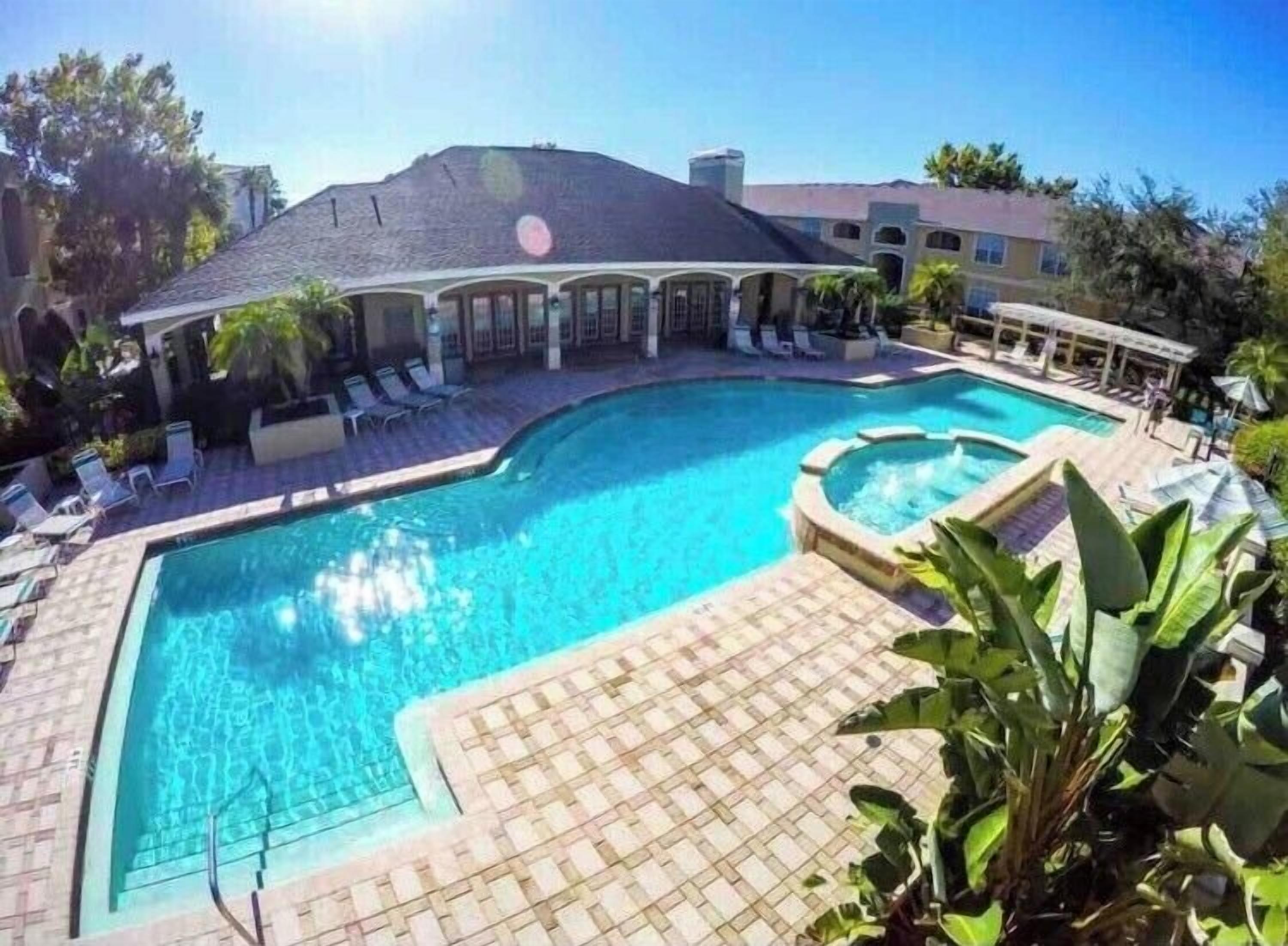 Utendørsbasseng og et oppvarmet basseng