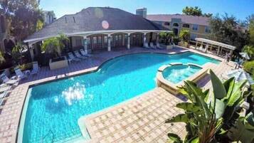 Utendørsbasseng og et oppvarmet basseng