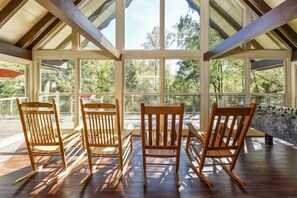 Game room - Lrg Private Cabin~HotTub~Fireplace & Pit~Gburg7min (Gatlinburg)