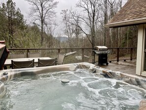 Outdoor spa tub - Lrg Private Cabin~HotTub~Fireplace & Pit~Gburg7min (Gatlinburg)