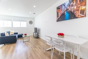 Smart TV - Brand new stylish house, workstation, Monthly Discounts, Pets! (Los Angeles)