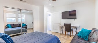 Brand new stylish house, workstation, Monthly Discounts, Pets!