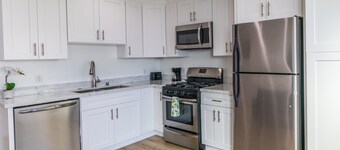 Brand new stylish house, workstation, Monthly Discounts, Pets!