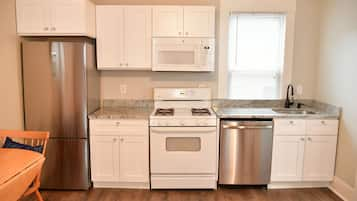 Private kitchen | Fridge, microwave, oven, stovetop