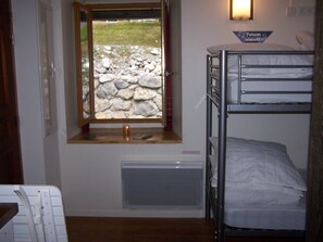 1 chambre, fer et planche Ă repasser