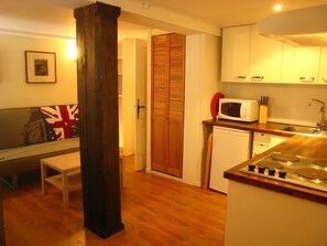 Réfrigérateur, four à micro-ondes, un four, surface de cuisson