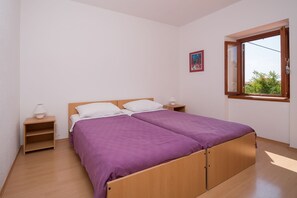 5 bedrooms, iron/ironing board, WiFi, bed sheets