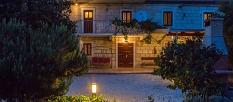 Book your holidays in typical Dalmatian Stone House for 10 Persons